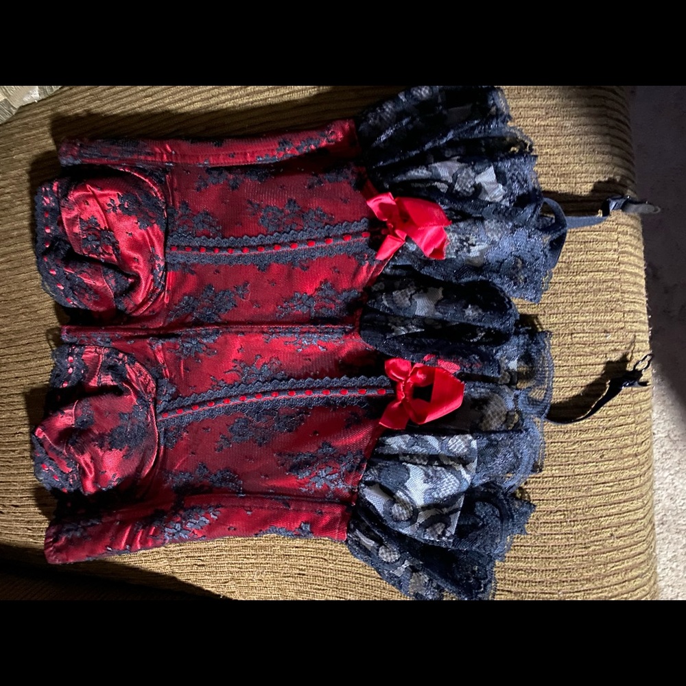 NWOT.  This corset made by Faris in the US.  The colors are red and black. Sz 3x